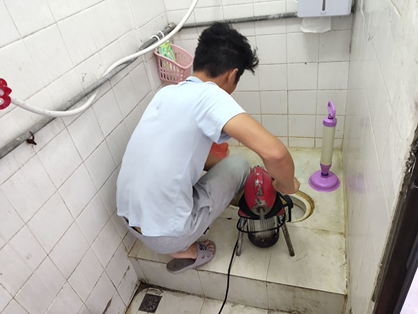 东成镇管道堵塞冒臭气 专业师傅现场解决问题
