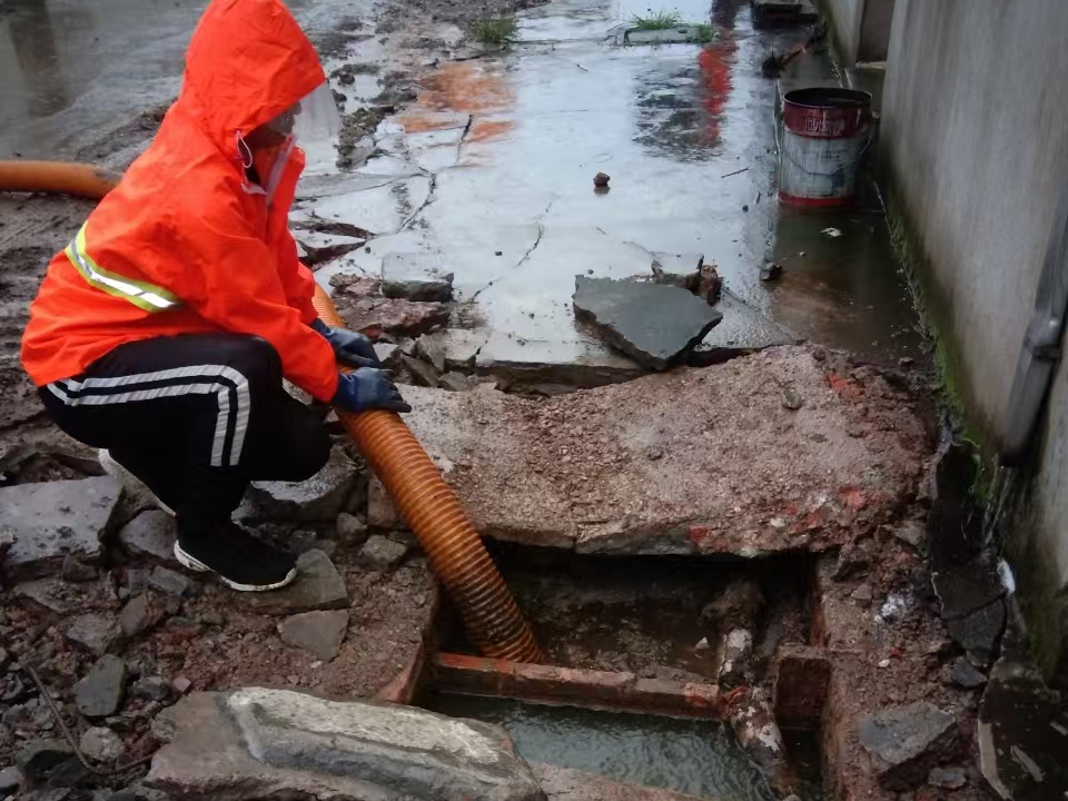 东成镇专业清理污水池 炜誉市政以规范流程守护城市 “肠道”