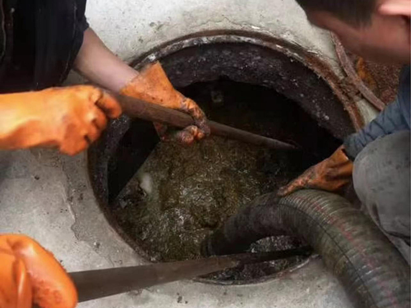 东成镇清理化粪池时如何避免沼气的危害？